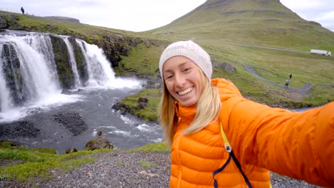 Selfie-retrato-de-mujer-de-turismo-en-Islandia-en-montaña-Kirkjufell