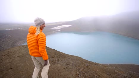 Seguir-que-el-lago-del-cráter,-novia-protagonista-a-cráter-volcánico-en-Islandia-la-gente-Viajes-video-concepto---4K