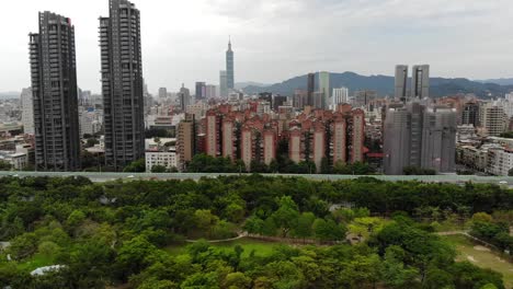 Maving-aéreo-con-el-tráfico-con-el-paisaje-urbano-en-la-vista