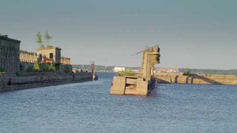 Den-alten-sowjetischen-Entmagnetisierer-Hafen-Hafen-in-Hara-Estland