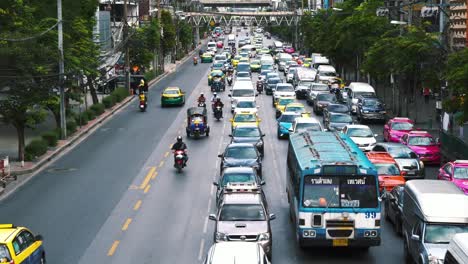 Pkw-Verkehr-auf-den-Straßen-von-Asien