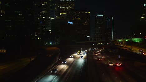 Autopista-del-centro-de-Los-Angeles-y-el-tráfico-en-la-noche