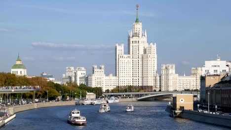 Hyperlapse-de-Moskva-río-con-barcos-de-cruceros,-cerca-del-terraplén-de-Kotelnicheskaya-edificio-y-Parque-Zaryadye,-Moscú,-Rusia.