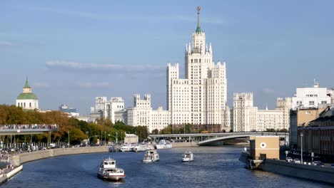 Hyperlapse-of-Moskva-river-with-cruise-ships,-near-the-Kotelnicheskaya-Embankment-Building-and-Zaryadye-Park,-Moscow,-Russia.