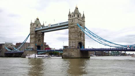 Kultigen-roten-Doppeldecker-Bus-vorbei-über-die-berühmte-Tower-Bridge-in-London,-Großbritannien