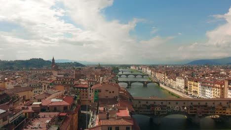 Luftaufnahme-von-Florenz,-Italien,-die-Ponte-Vecchio-alte-Brücke,-Fluss-Arno-4K