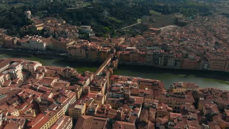 Luftaufnahme-von-Florenz,-Italien,-die-Ponte-Vecchio-alte-Brücke,-Fluss-Arno-4K