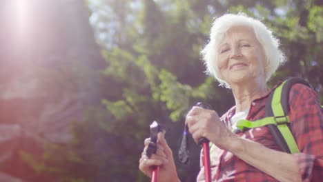 Feliz-mujer-Senior-con-bastones-de-Trekking