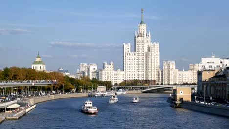 Timelapse-of-Moskva-river-with-cruise-ships,-near-the-Kotelnicheskaya-Embankment-Building-and-Zaryadye-Park,-Moscow,-Russia.