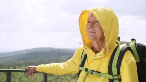 Senior-weiblichen-Backpacker,-die-Aussicht-auf-Berge