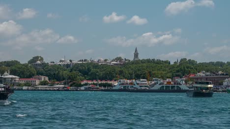 Topkapi-Palast-auf-der-Fähre,-Bosporus,-Zeitraffer