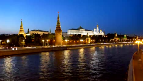 Night-timelapse-of-Moscow-Kremlin-and-Moskva-river-with-cruise-ships,-Russia