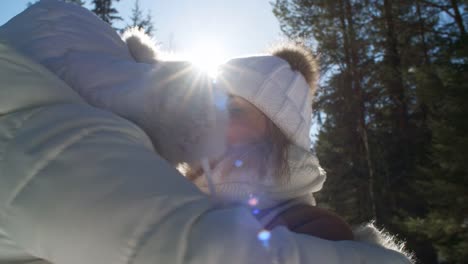 Mutter-kuscheln-mit-Töchterchen-im-Wald