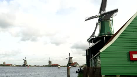 grüne-Windmühle-am-Zaanse-Schans-in-der-Nähe-von-amsterdam