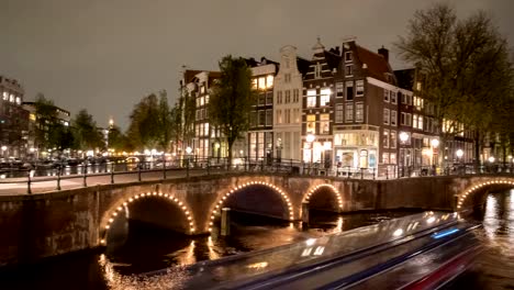 panorámica-de-noche-timelapse-de-canales,-puentes-y-casas-en-amsterdam