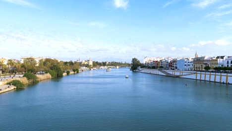 Suggestive-Ansicht-des-Kanals-am-Fluss-Guadalquivir-in-Sevilla,-Spanien