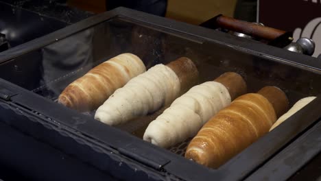 Schuss-von-Trdelník,-ein-Spieß-Kuchen,-Kochen-in-einem-Geschäft-in-Prag-in-der-Nähe