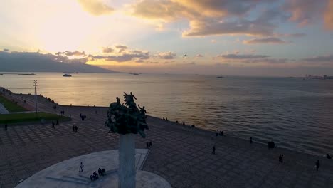 Izmir-Square-Drohne,-Stadtplatz-von-von-Drohne,-Sonnenuntergang