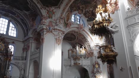 Elaboración-de-pinturas-en-el-techo-en-la-iglesia-de-Suiza