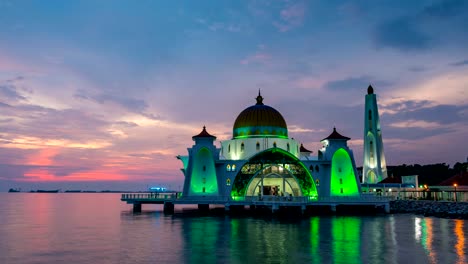 Zeitraffer-von-Masjid-Selat-Melaka-bei-Sonnenuntergang,-Malacca,-Malaysia