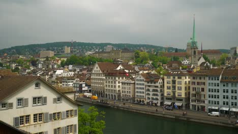 Tageszeit-Zürich-berühmten-Stadtbild-auf-dem-Dach-slow-Motion-Panorama-4k-Schweiz