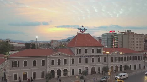 Fahrzeuge-und-Passanten-Izmir-Bahnhof