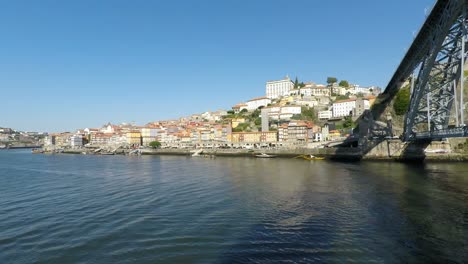 an-einem-sonnigen-Tag-Fluss-Douro-in-porto