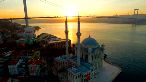 Ortakoy-Mezquita-de-Estambul/Turquía.