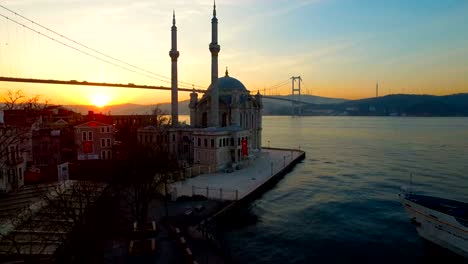 Ortakoy-Moschee-aus-dem-Himmel.