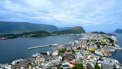 Aksla-an-die-Stadt-Alesund-in-Norwegen