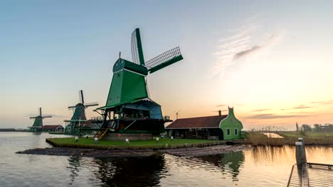 Lapso-de-tiempo-de-amanecer-de-molino-de-viento-holandés-en-el-pueblo-de-Zaanse-Schans,-timelapse-de-Ámsterdam-Holanda-4K