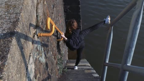 Joven-bailando-en-el-río-escalera