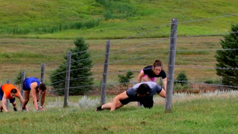 Joggers-crawling-through-barbed-wire-fence-4k