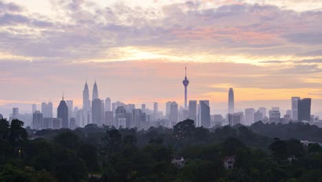 4-k-UHD-Zeitraffer-des-dramatischen-Sonnenaufgang-über-Kuala-Lumpur