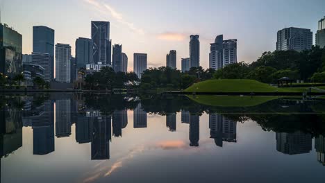 Nacht,-Sonnenaufgang-um-Tageslichtszene-auf-Skyline-von-Kuala-Lumpur.