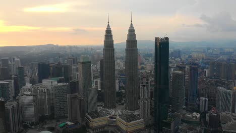 Sunset-Sky-Kuala-Lumpur-centro-aéreo-panorama-timelapse-4k-Malasia