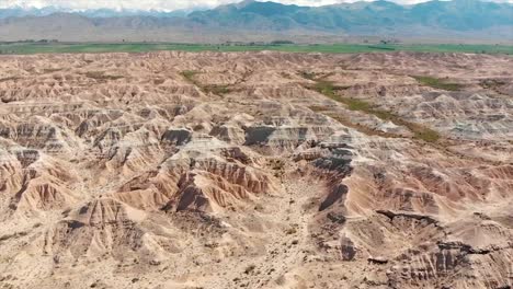 Bunten-roten-Felsformationen-des-Canyon-Skazka-(Märchen).-Issyk-Kul-See-Kirgisistan