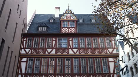 Goldenen-Waage-House-Facade-in-Old-Town-Frankfurt