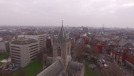 Luftbild-Drohne-Schuss-der-Christuskirche,-die-das-Stadtbild-von-Dublin-in-Irland-beginnt