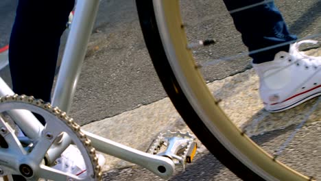 Mujer-caminando-con-la-bicicleta-en-la-ciudad-de-calle-4k