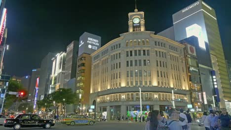 Eine-Menge-Leute-in-Ginza-Gegend-in-der-Stadt-Tokio-Japan