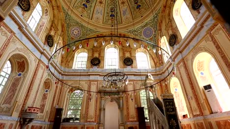 Istanbul-Altunizade-Osmanische-Moschee-zwischen-Türen-betreten