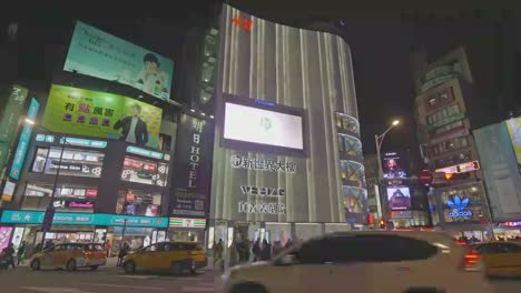 Eine-Menge-von-Menschen-und-Verkehr-in-Ximending-Straßenmarkt-in-Taipeh,-Taiwan