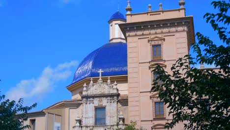 Schöne-blaue-Kuppel-und-Türme-einer-alten-Kirche,-Tempel-in-der-Nähe-des-Parks