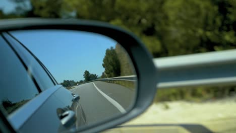 Carretera-española-en-el-espejo-trasero