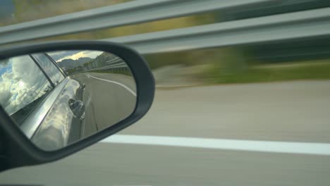 Carretera-española-en-el-espejo-trasero