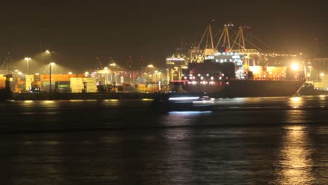 Contenedor-de-carga-en-la-terminal-de-puerto-de-noche