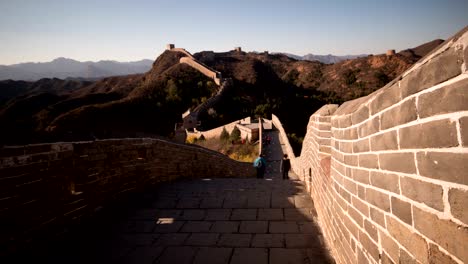 Beijing,-China-Oct-26,2014:-Los-visitantes-subida-Jinshanling-gran-muralla-en-otoño,-Beijing,-China