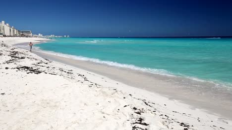 Sportlichen-Mann-Joggen-am-Strand