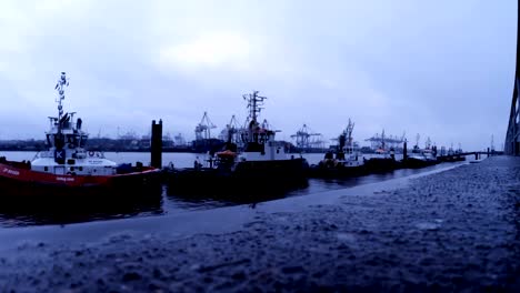 Hamburger-Hafen-tug-of-war